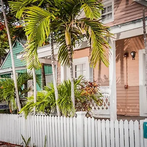 https://courtneys-place-historic-cottages-inns.hotels-in-key-west.com